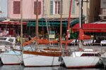 Cassis, port coloré par ses quais et ses embarcations