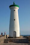 Le phare  vert du Grau d'Agde, observe la grande bleu, ses bateaux, voiliers, navires, plaisanciers de passage, en cabotage ou en croisière