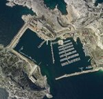 Vue aérien du Fioul, son port avec ses pontons pour accueillir les caboteurs en quête d'un escale et d'une nuit au port