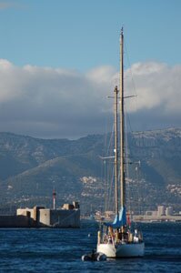 St Mandrier  : L'entrée dans le port de St Mandrier se fait avec en arrière plan un très beau paysage