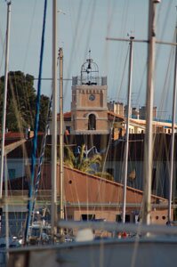 Vue sur le clocher depuis le pont de votre bateau amaré au port de plaisance de la ville de St Mandrier